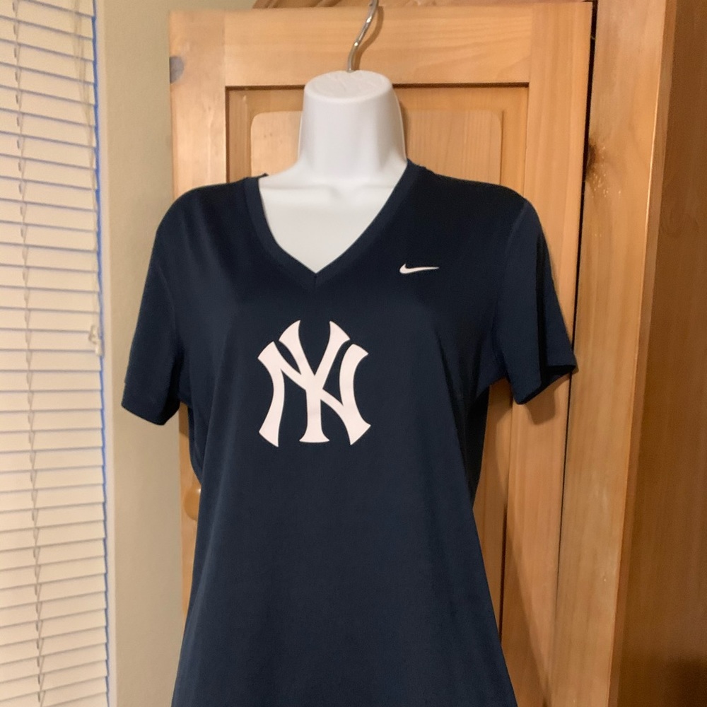 Nike NY Yankees Women’s Dri-Fit V-Neck shirt -S- M